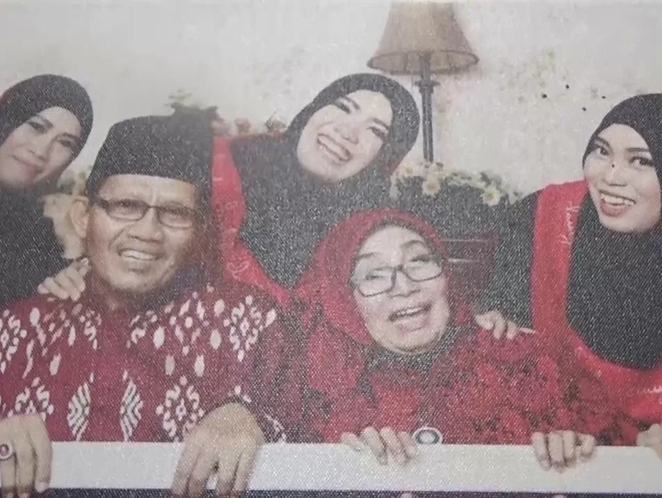 BERDUKA Foto kenangan Abdul Manan saat bersama anak dan istrinya yang tertempel di dinding rumah almarhum.
