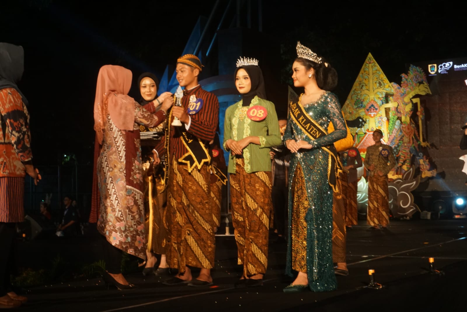 Bupati Klaten Sri Mulyani sematkan selempang kepada Mas dan Mbak Klaten 2024 di Alun-alun Klaten