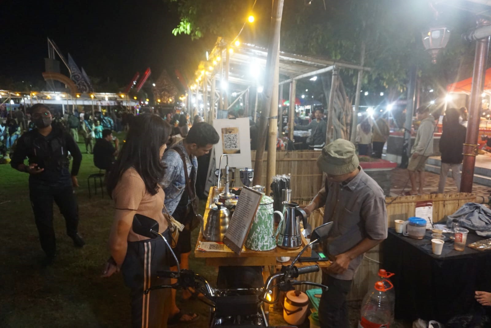 Deretan stand yang sedang menyeduh kopi dalam gelaran Klaten Coffee Festival di Alun-alun Klaten, Sabtu (13/7/2024)