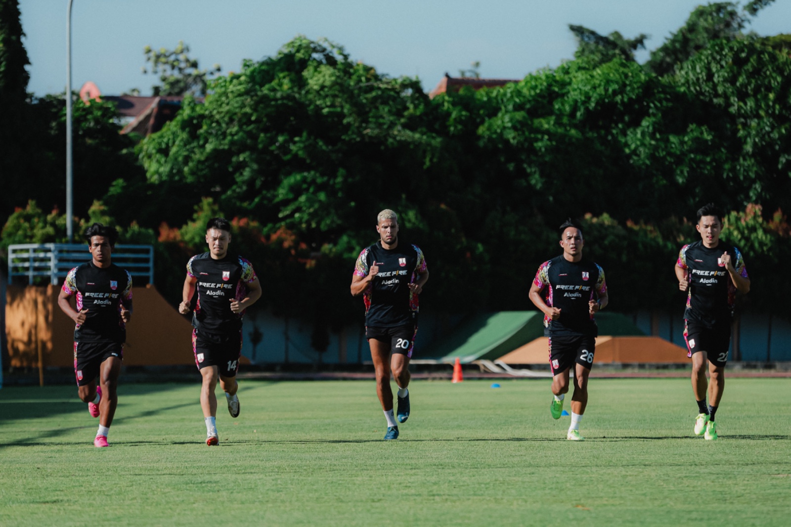 Karim Rossi (tengah) bersama para pemain Persis Solo menjalani latihan rutin di Stadion Sriwedari, Minggu (14/7).