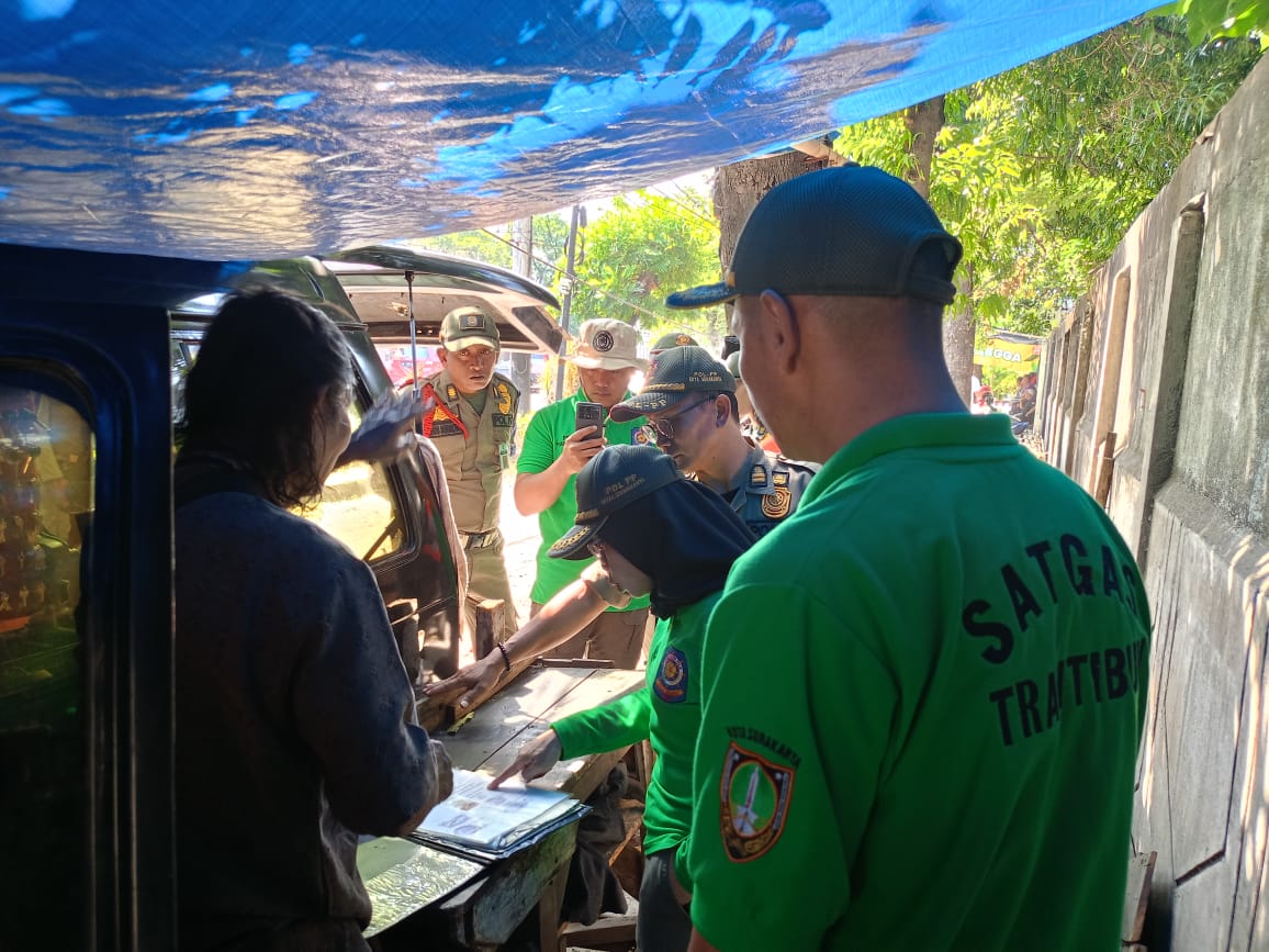 Satpol PP Kota Solo tertibkan PKL liar.