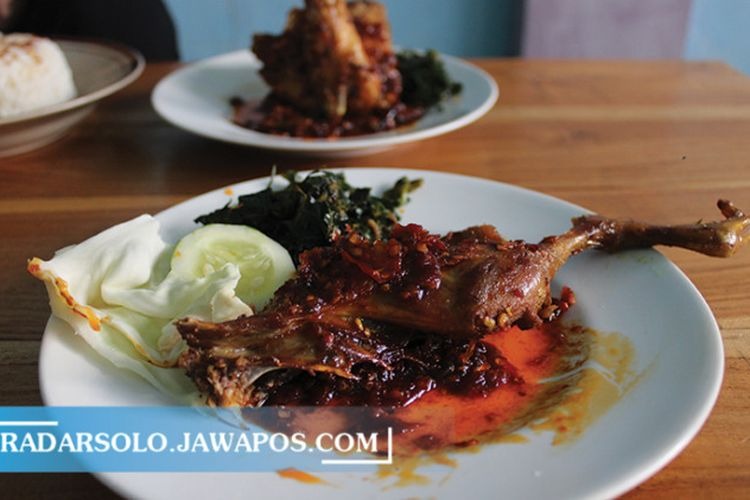 LAYAK DICOBA: Bebek mercon yang dijajakan di warung Titi Mercon, Balong, Jenawi, Karanganyar.