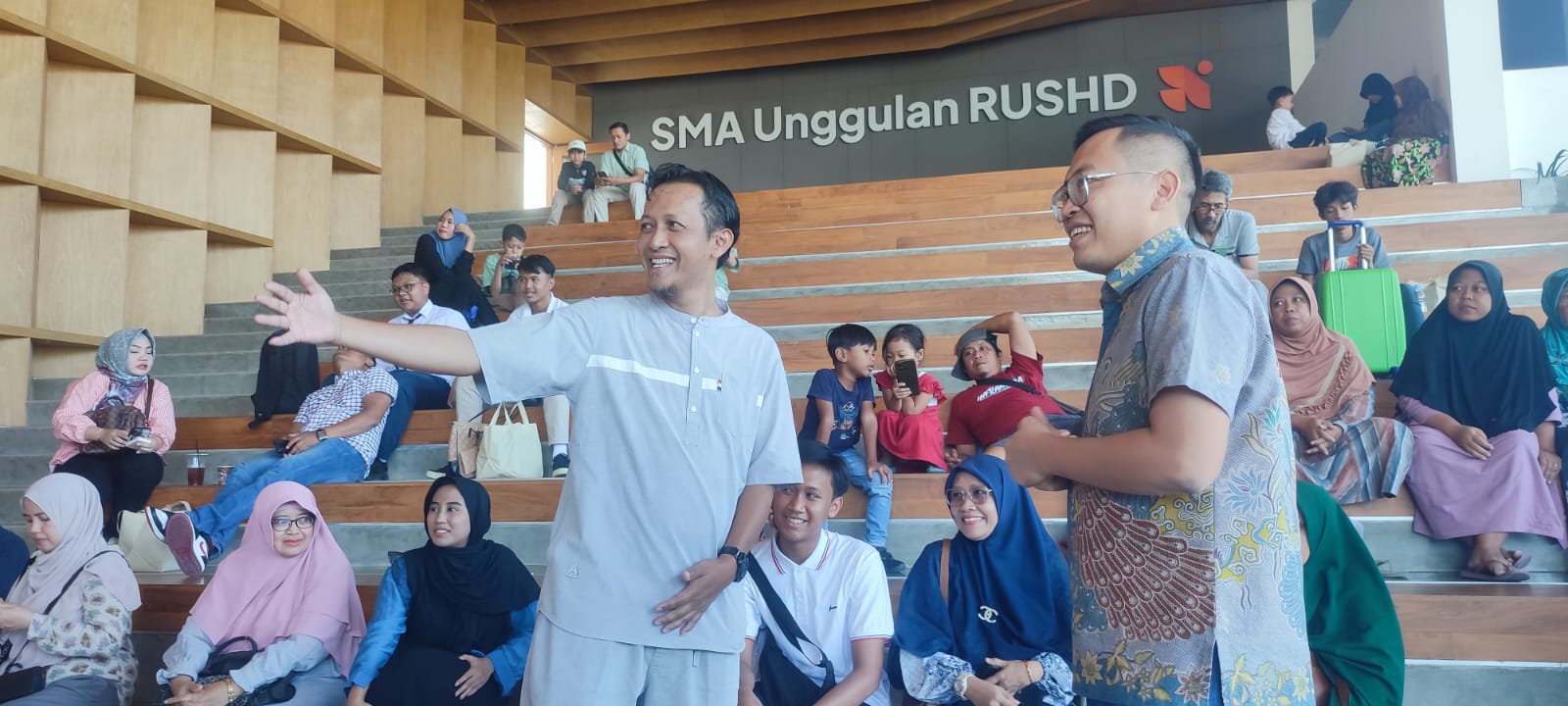 Founder SMA Unggulan RUSHD Sragen Achmad Zaky bertemu murid baru yang didampingi orang tua masih-masing, Minggu (14/7/2024).