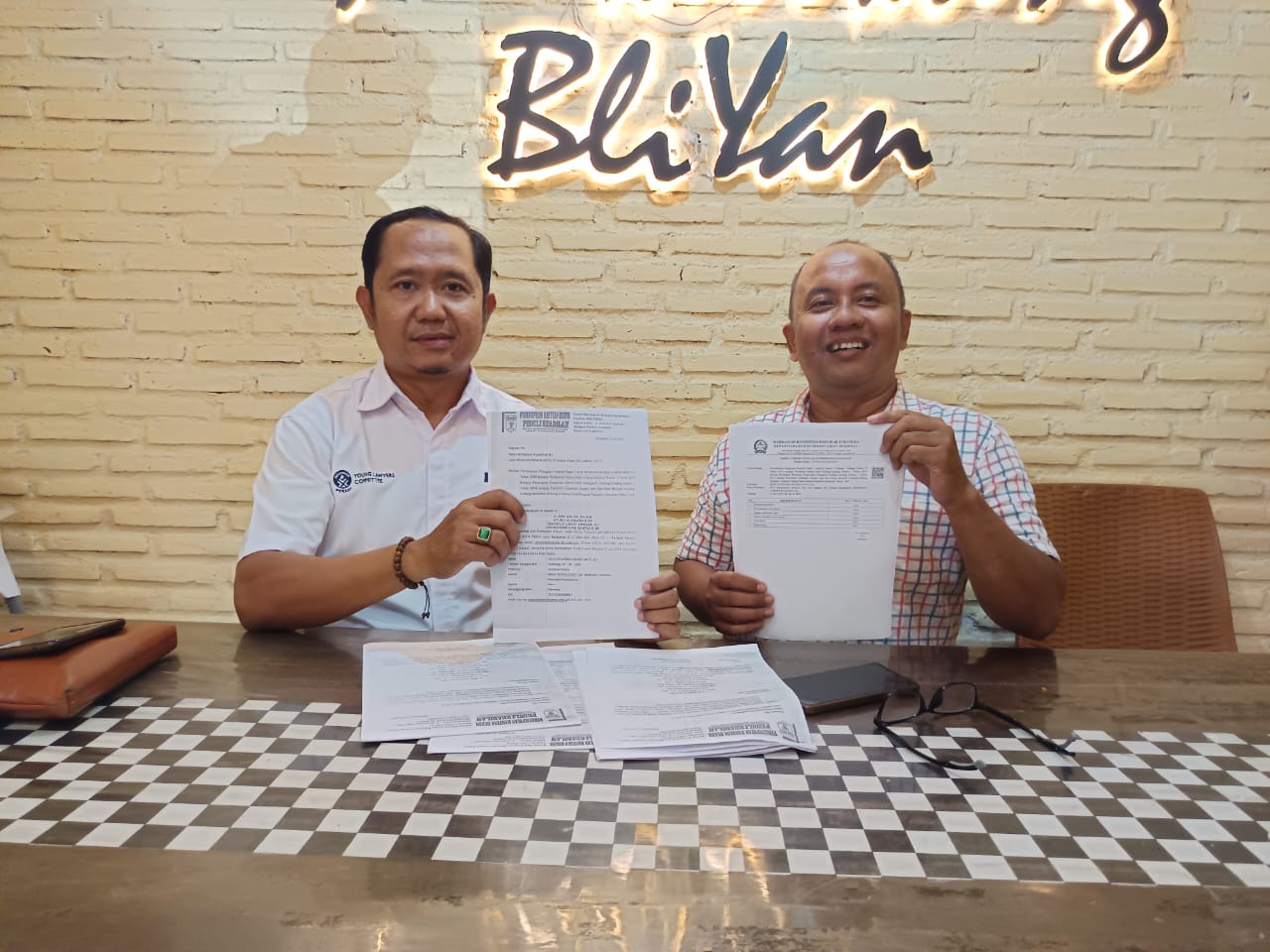 Arif Sahudi, pengacara Arkaan Wahyu bersama Sigit N Sudibyanto ajukan gugatan UU Pilkada. (A Christian/Radar Solo)