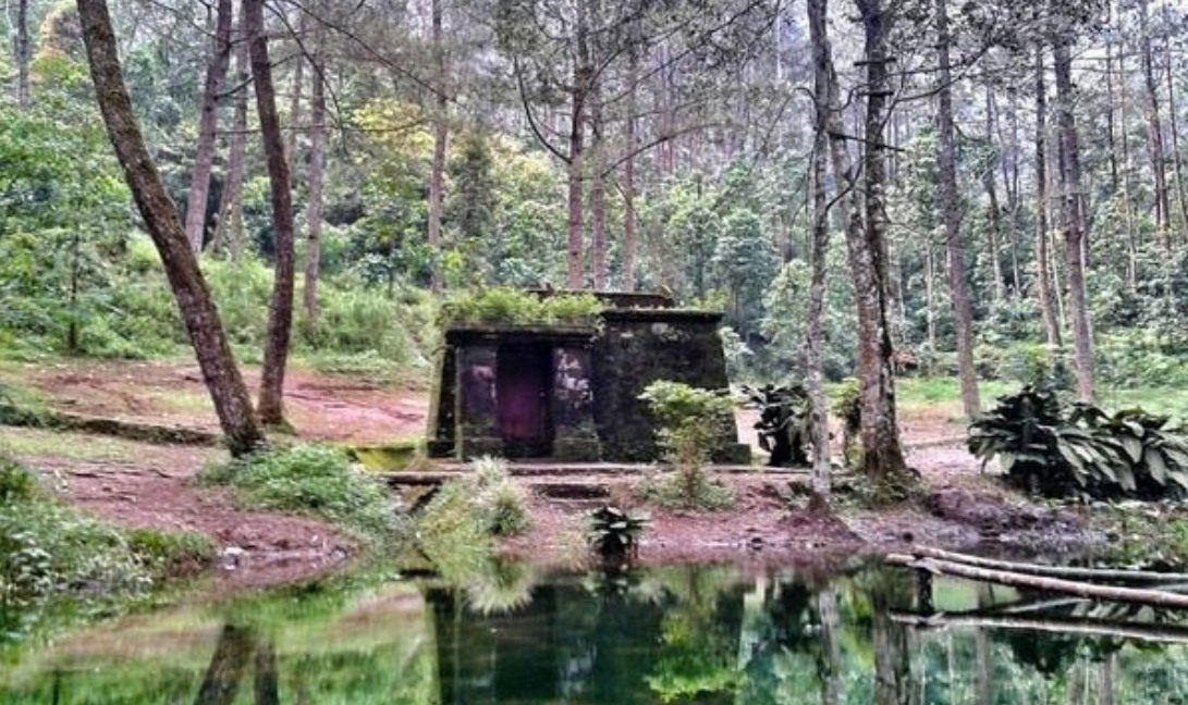 Candi Sekar Jinggo di Bukit Sekipan, lereng Gunung Lawu.