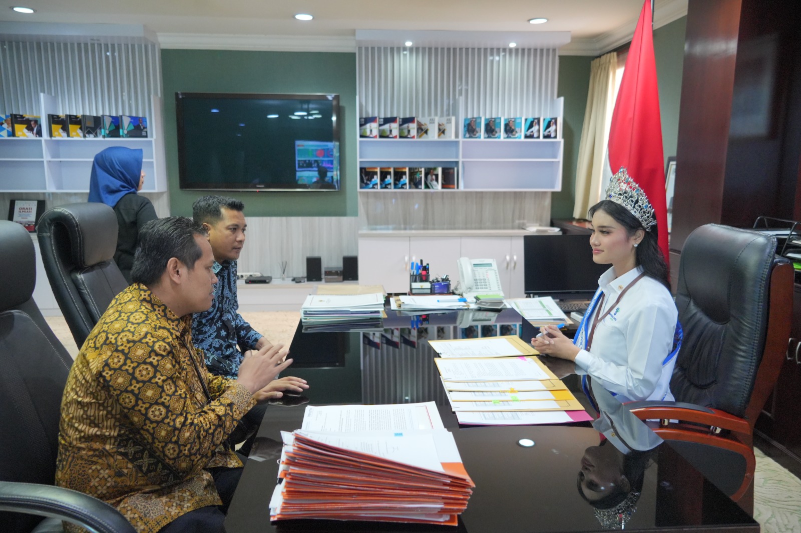 Chayla Shaka menjadi menteri sehari berdiskusi dengan dua deputi Kementerian Investasi RI, Jumat lalu (15/7/2024). (DOK DISKOMINFO KLATEN)