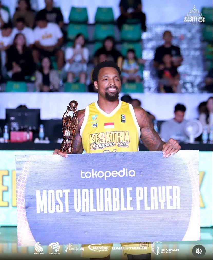 Kentrell Barkley menerima penghargaan Most Valuable Player (MVP) IBL 2024 di Sritex Arena, Minggu (14/7) malam.