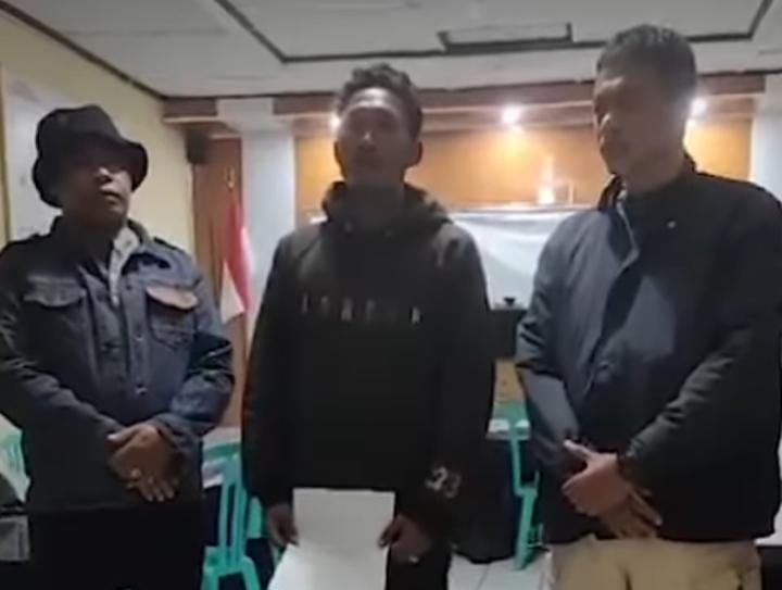 Video klarifikasi jukir di bundaran HI Tawangmangu, Karanganyar usai memukul pemotor. (Rudi Hartono/Radar Solo)