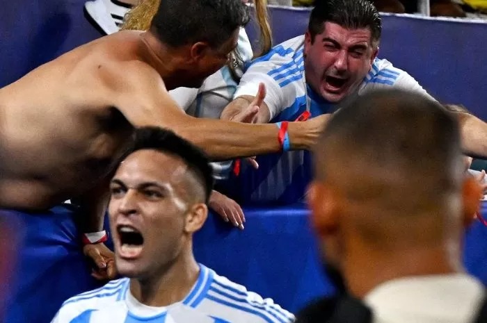 Lautaro Martinez (kiri bawah) berhasil gendong Argentina pecahkan rekor negara paling banyak raih gelar Copa America.