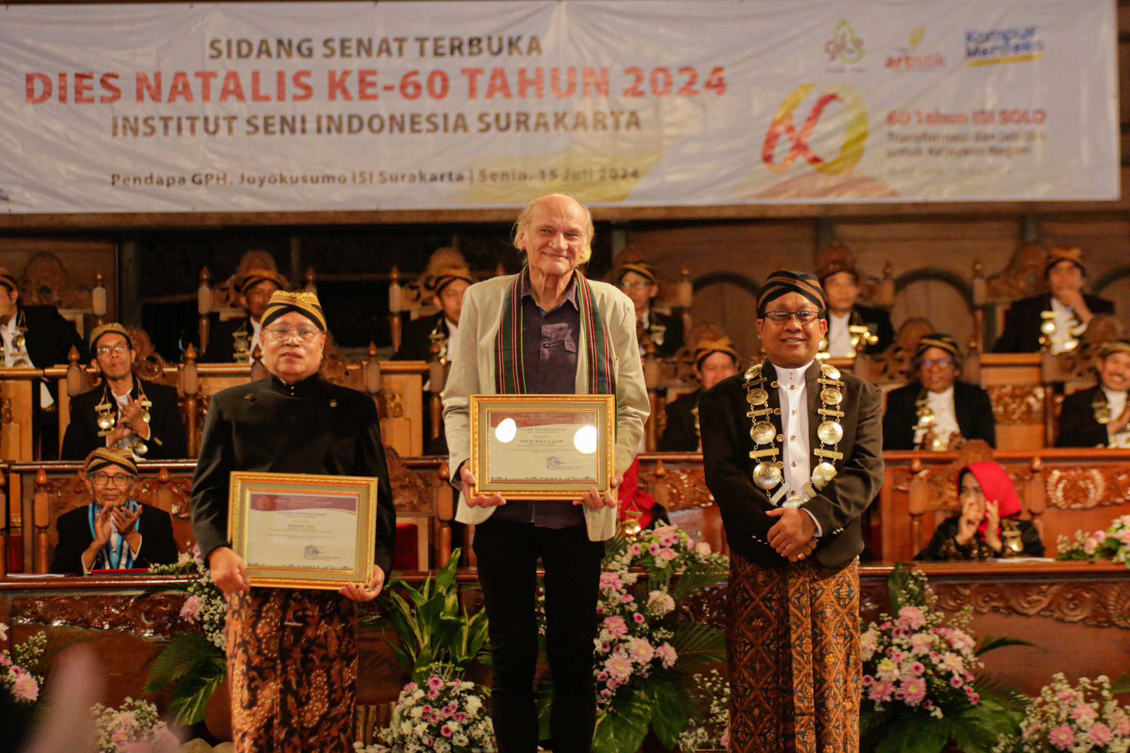 Piagam penghargaan kepada Indonesianis Prof. Dr. Rene Timor Alexander Lysloff (tengah) dan Diaspora Widiyanto (kiri).