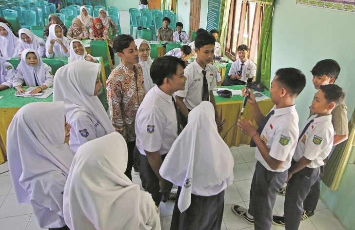 Pelatihan jurnalistik di SMP Muhammadiyah Mojogedang. Para siswa diajarkan beberapa praktik proses pencarian berita.