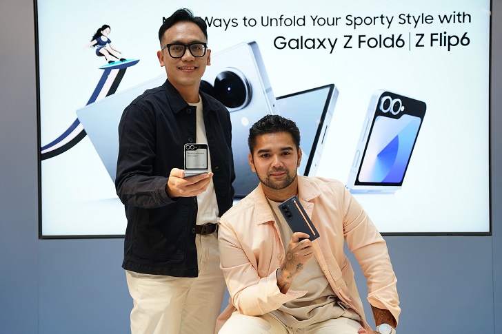 Ilham Indrawan, MX Product Marketing Senior Manager, Samsung Electronics Indonesia (kiri) dan Atlet Jetski, Aero Aswar (kanan) menggunakan Galaxy Z Fold6 | Z Flip6