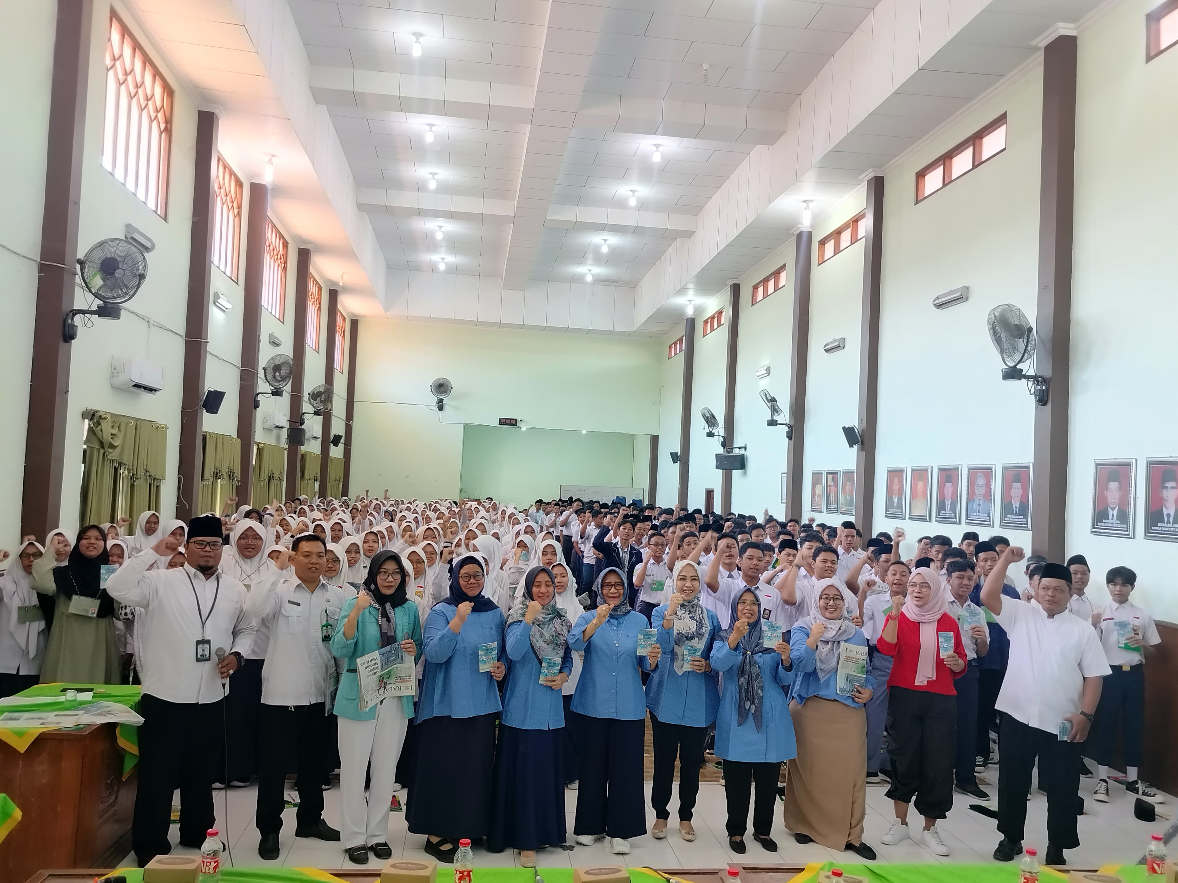 Tim grup riset Politik Kriminal Fakultas Hukum UNS menggelar edukasi bijak memilih informasi dan menangkal hoax di MAN Kota Solo, Selasa (16/7/2024).