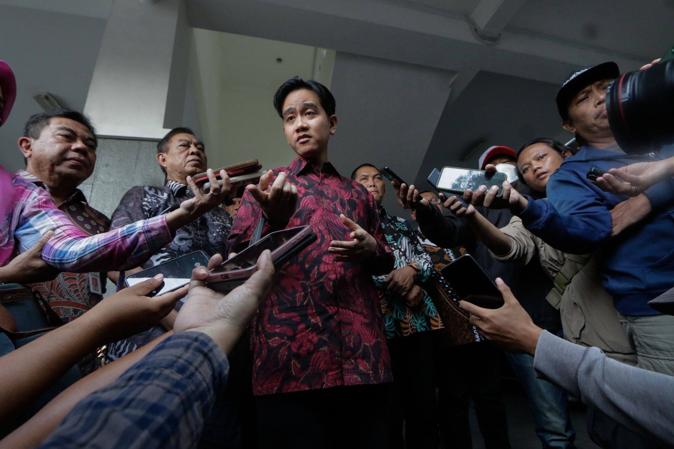 Walikota Solo Gibran Rakabuming Raka memberikan keterangan pers di kantor Dewan Perwakilan Rakyat Daerah (DPRD) Solo, Jawa Tengah, Selasa (16/7/2024). Dalam ketengannya, Surat pengunduran diri sebagai Walikota Solo tersebut resmi diserahkan kepada ketua D