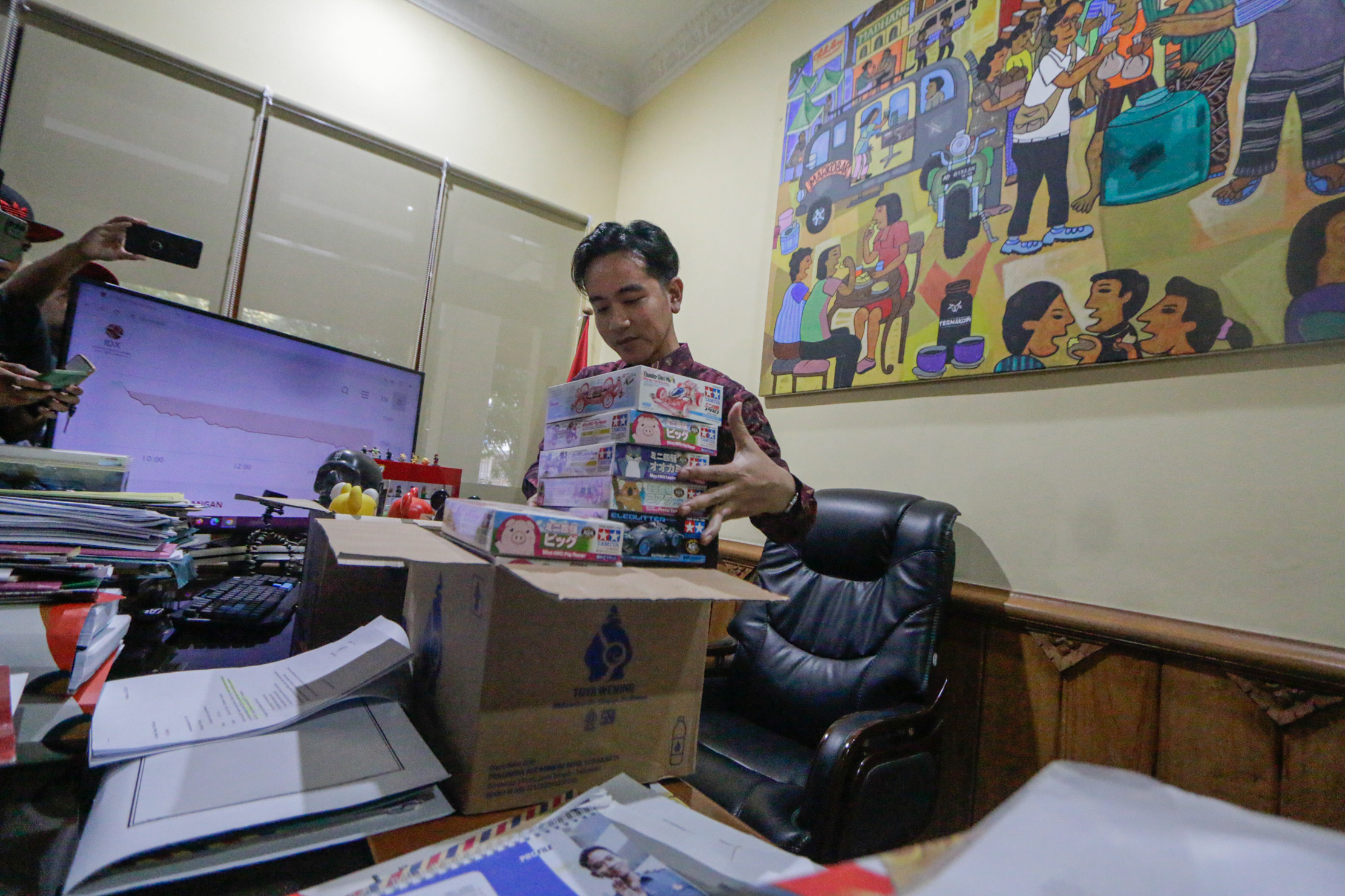 Gibran Rakabuming Raka mengemasi barang-barangnya di ruang kerja Wali Kota Solo di Kantor Balai Kota Solo, Selasa (16/7/2024).