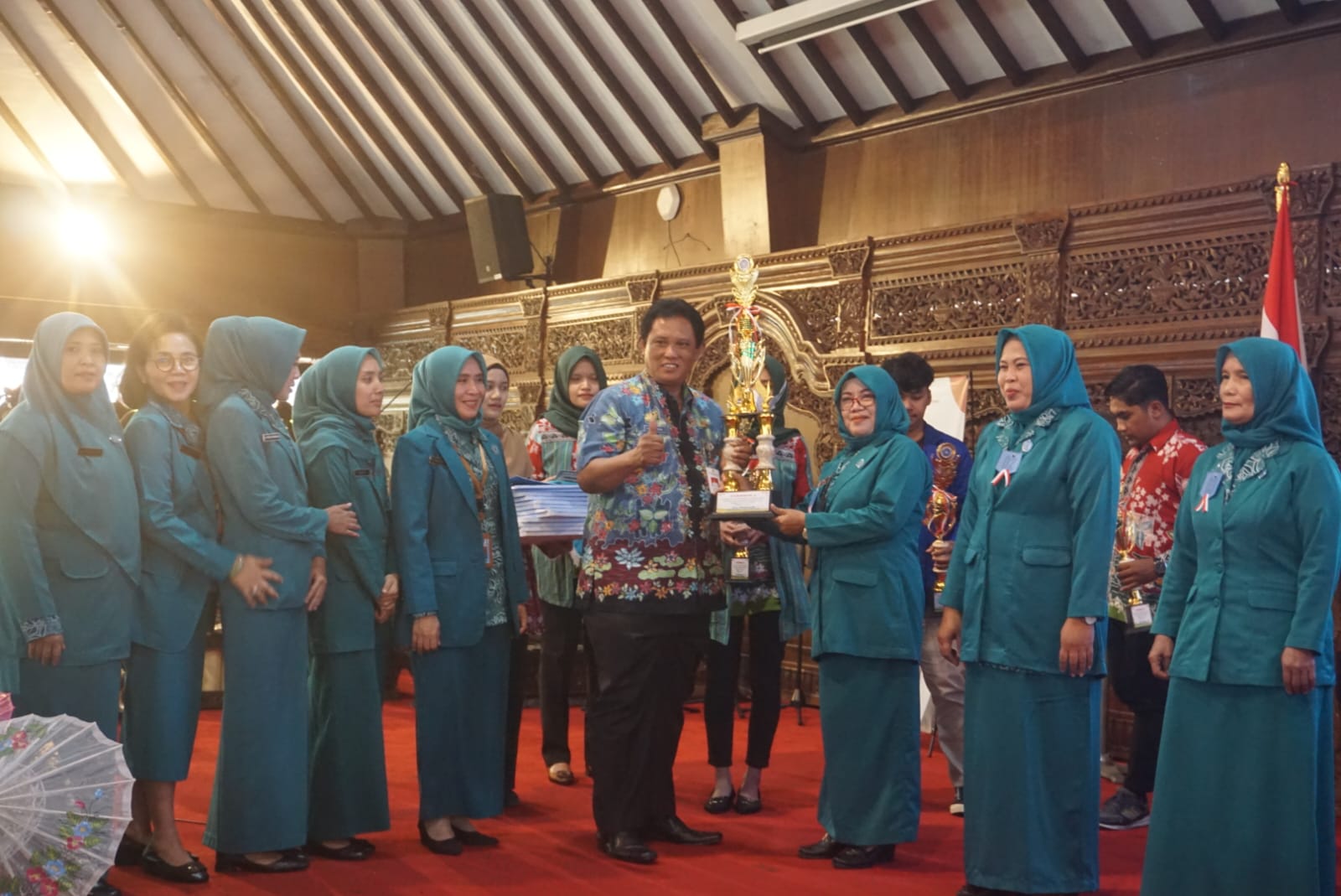 Wakil Bupati Klaten Yoga Hardaya serahkan piala kepada pengurus PKK tingkat desa yang memenangkan sejumlah perlombaan di Pendapa Pemkab Klaten, Selasa (16/7/2024).