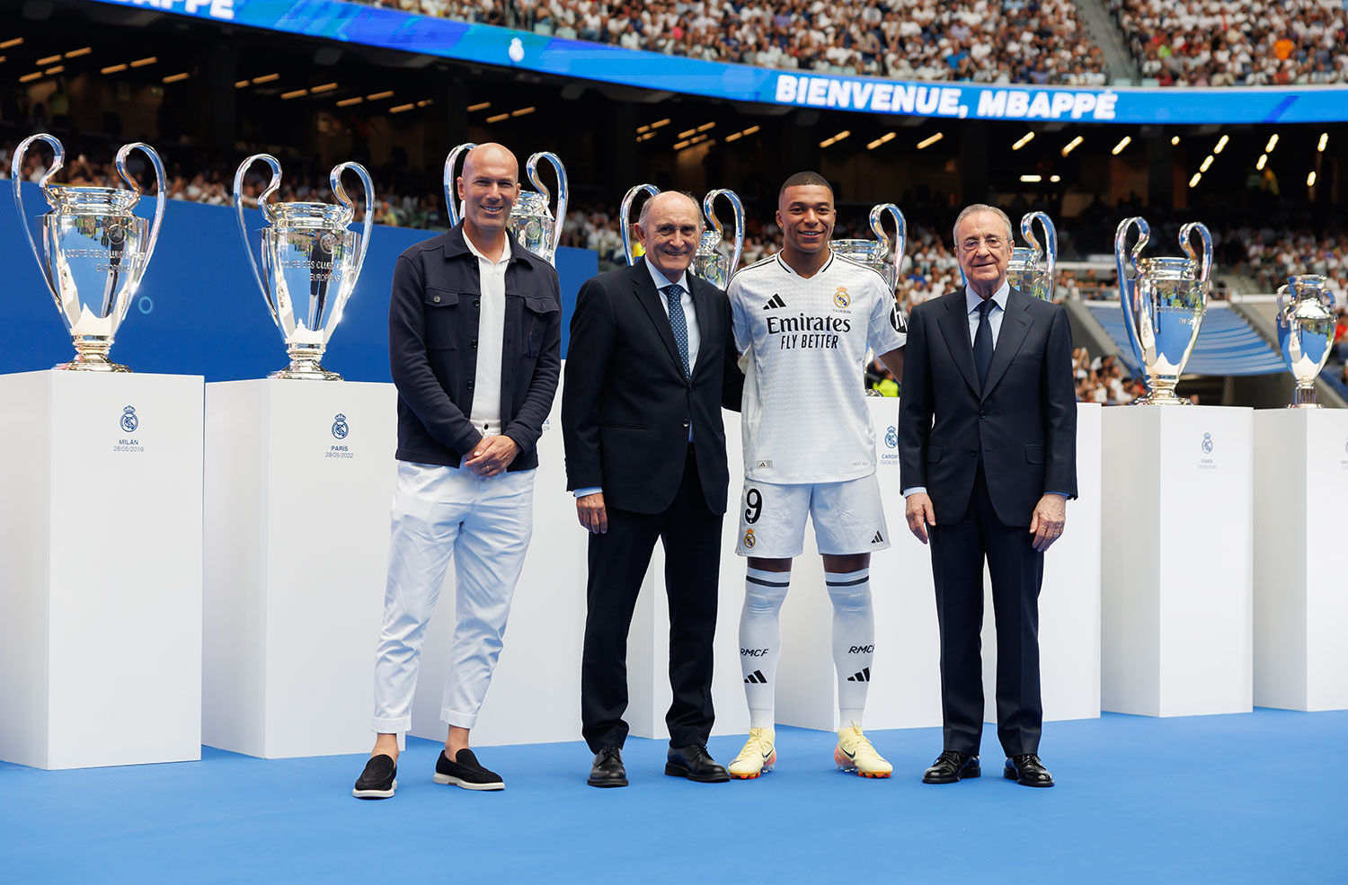 Kylian Mbappe bersama Presiden Real Madrid, Florentino Perez dan legenda real Madrid Zinedine Zidane di di Santiago Bernabeu, Selasa, 16 Juli 2024.  &nbsp;
