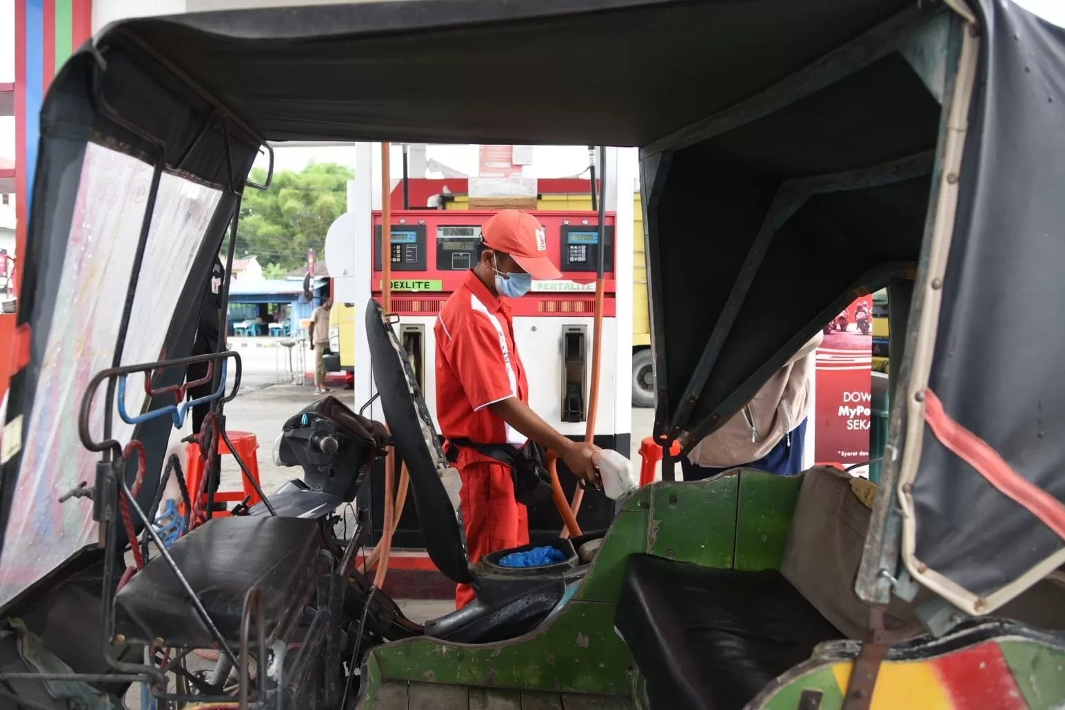 Ilustrasi: Pegawai SPBU Pertamina mengisi bahan bakar.