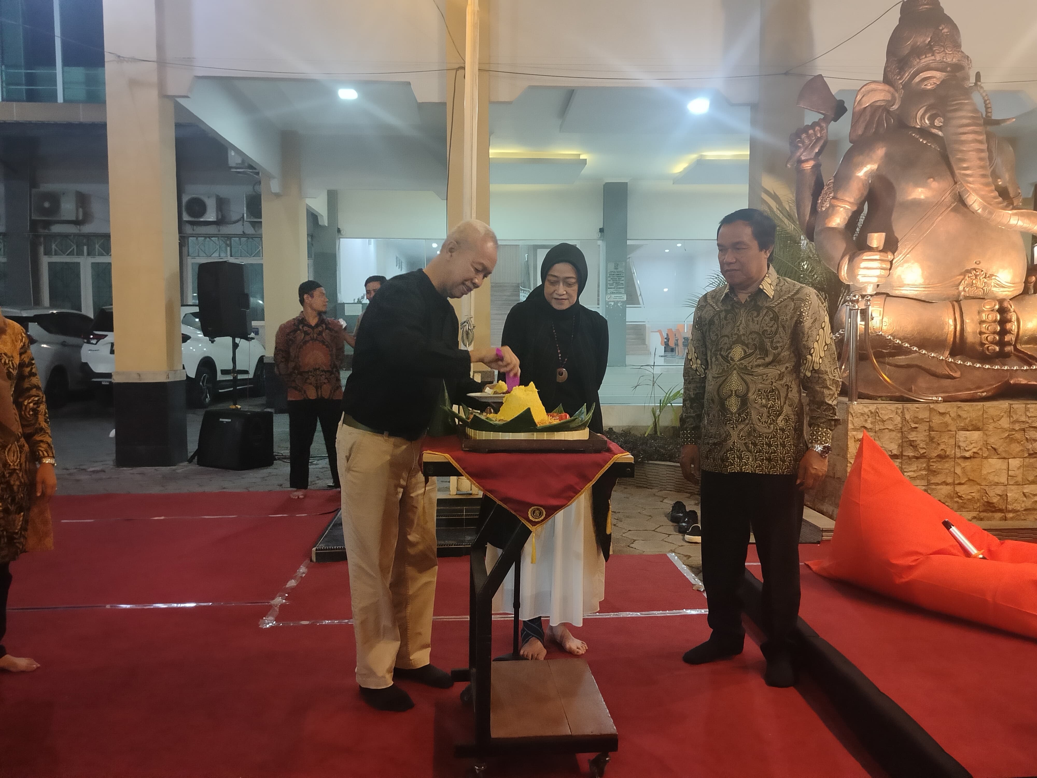 Syukuran dalam perayaan Dies Natalis UTP ke-44 yang digelar, Selasa (16/7).