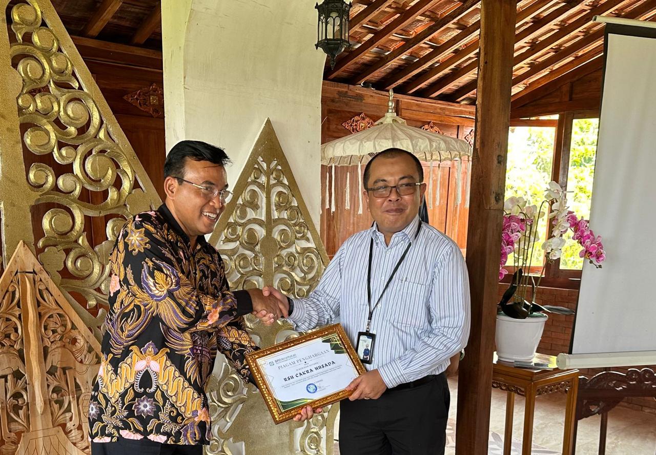 Ketua BPJS Kesehatan Cabang Boyolali Deddy Febrianto saat menyerahkan apresiasi terhadap badan usaha di Klaten.