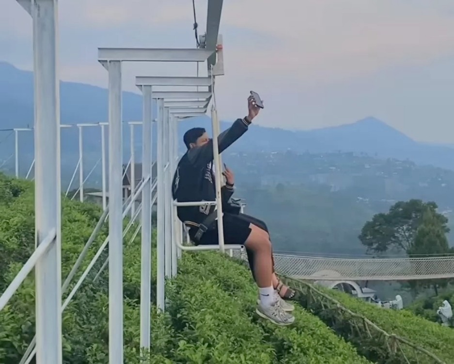 Para wisatawan tengah mencoba Flying Chair, wahana baru di objek wisata Kemuning Sky View, Karanganyar.