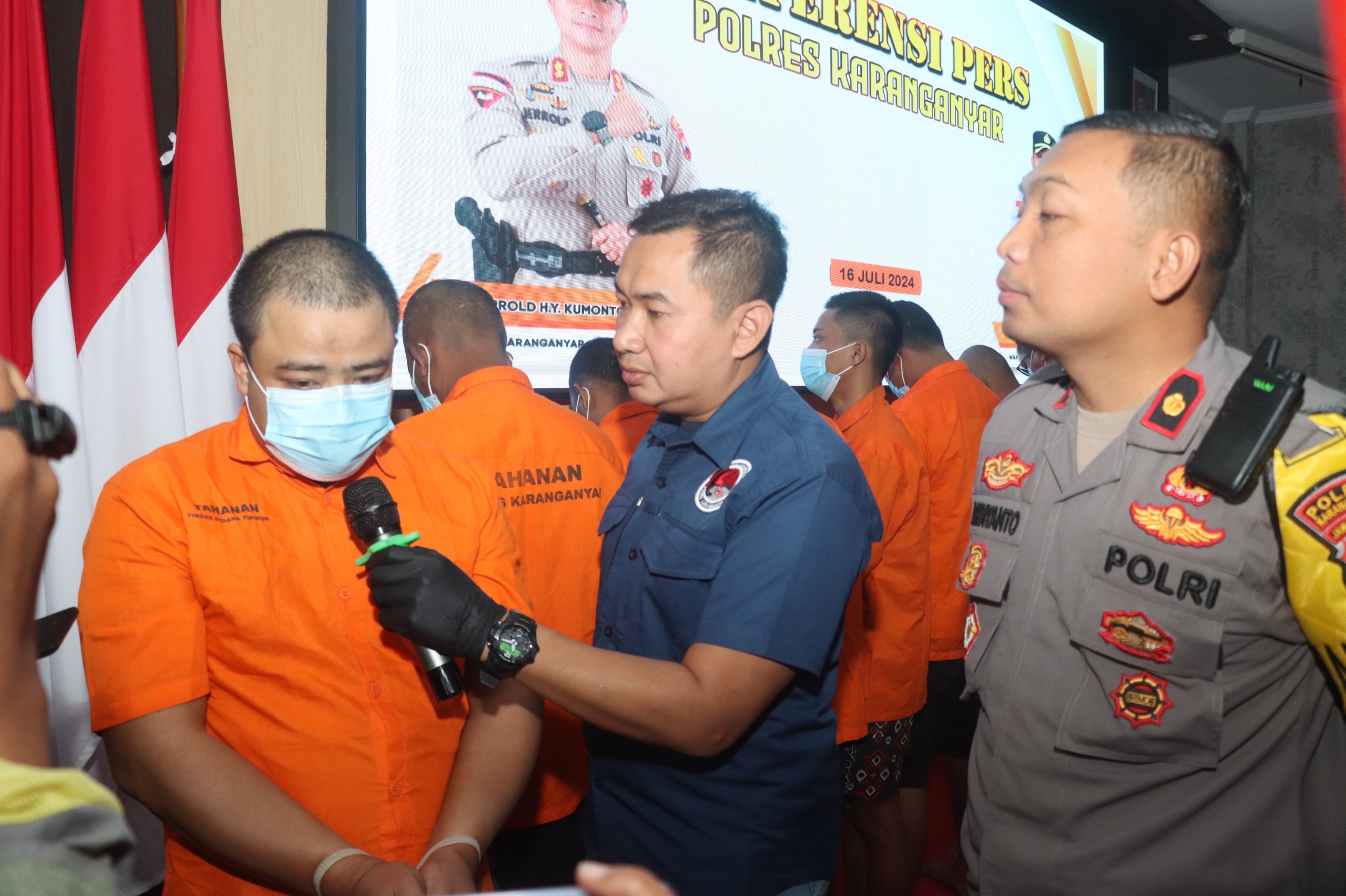 Wakapolres Karanganyar Kompol Mardiyanto (kanan) didampingi Kasat Resnarkoba Polres Karanganyar Iptu Supran Yogatama (tengah) meminta keterangan tersangka narkoba. (Rudi Hartono/Radar Solo)