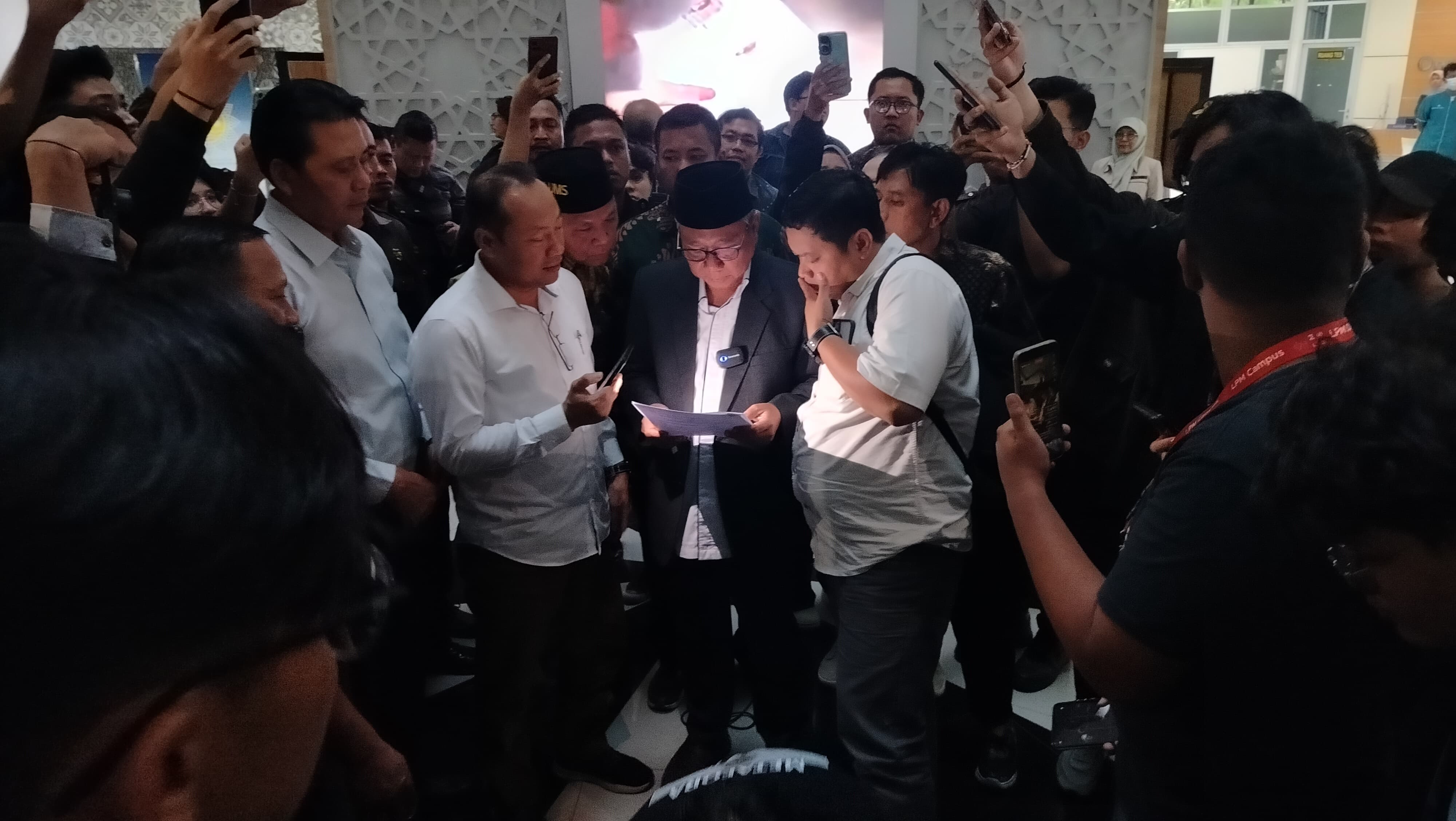 Rektor UMS Sofyan Anif membaca isi nota kesepahaman dengan Aliansi Mahasiswa usai audiensi di di lobi Gedung Induk Siti Walidah kampus setempat, Rabu (17/7/2024).