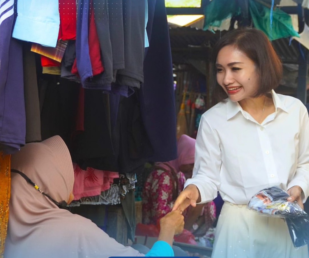 Untung Wina Sukowati berinteraksi dengan pedagang Pasar Made di Kecamatan Sambungmacan.