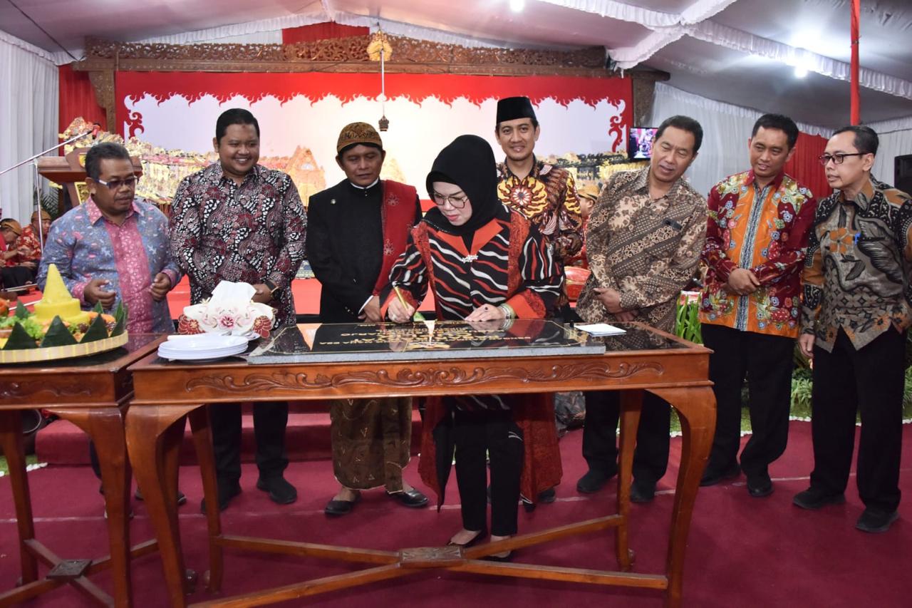 Bupati Sukoharjo Etik Suryani resmikan Pasar Cuplik, Kamis (18/7/2024) malam.