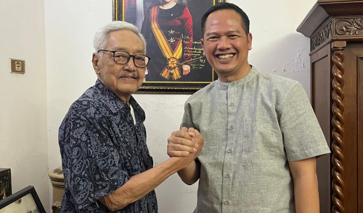 Tokoh Mega Bintang Mudrik Sangidu bersama Her Suprabu.