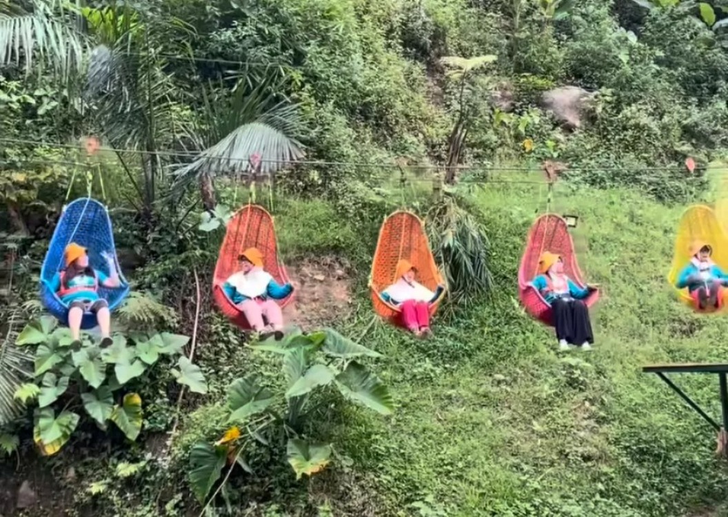 Naik keranjang sultan di tempat wisata Ngargoyoso Waterfall, Karanganyar.