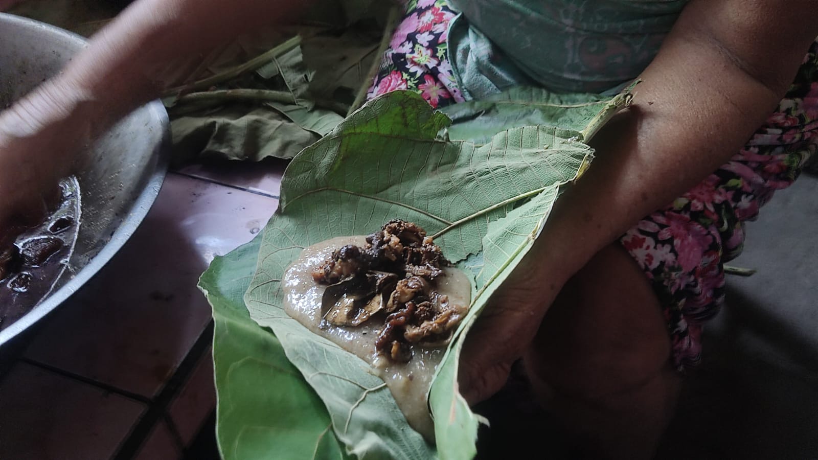 Pindang Mbok Sinem di Ngadirojo, Wonogiri disajikan dengan daun jati. (Iwan Adi Luhung/Radar Solo)