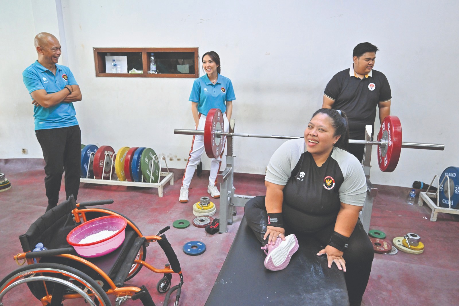 Gisel ikut hadir melihat proses latihan atlet angkat berat untuk ajang Paralimpiade, 19 Juli 2024.