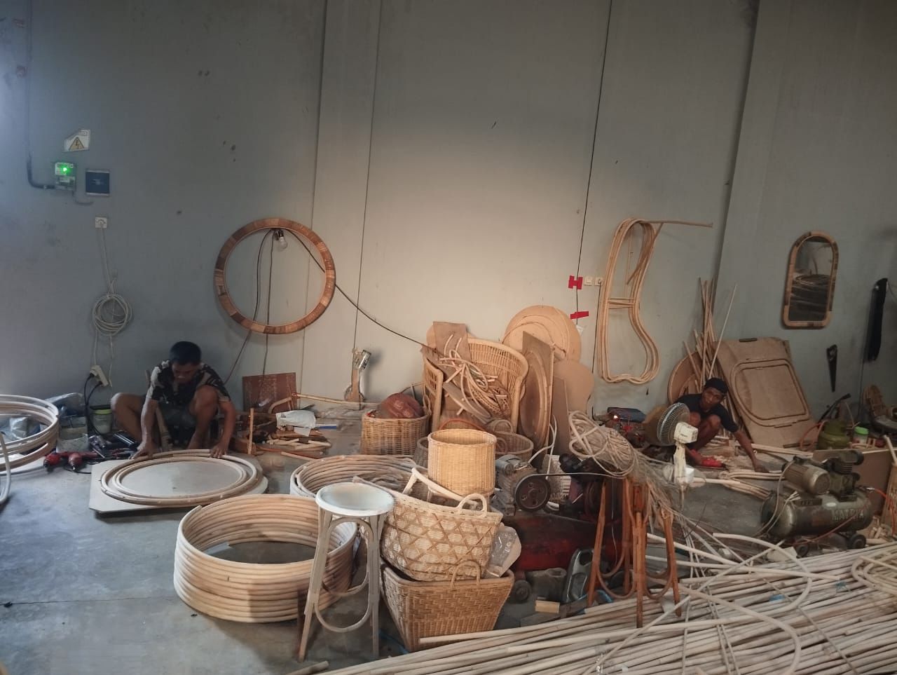 Aneka produk kerajinan berbahan rotan yang diproduksi perajin di Desa Trangsan,  Kecamatan Gatak, Sukoharjo.