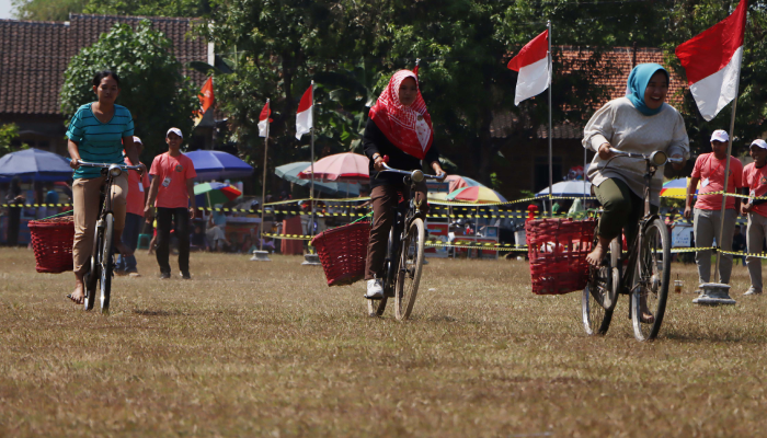 Peserta balap sepeda onthel dengan bronjong sebelah di Lapangan Desa Pranan, Kecamatan Polokarto, Sabtu (20/7).