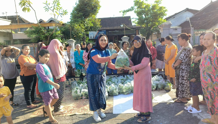 Bakal Calon Wali Kota Solo Diah Warih Anjari bagi-bagi sayur mayur ke ibu-ibu saat blusukan ke&nbsp;Baluwarti, Pasar Kliwon, Solo, Sabtu (20/7) pagi.