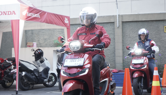 Instruktur Safety Riding Astra Motor Jatengmengajarkan workshop Danger Prediction,&nbsp;memprediksi bahaya selama berkendara.