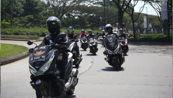 Para peserta PCX-TRAORDINARY RIDES rasakan kenyamanan gunakan Honda PCX160 saat touring Semarang-Bandungan yang digelar Astra Motor Jateng.