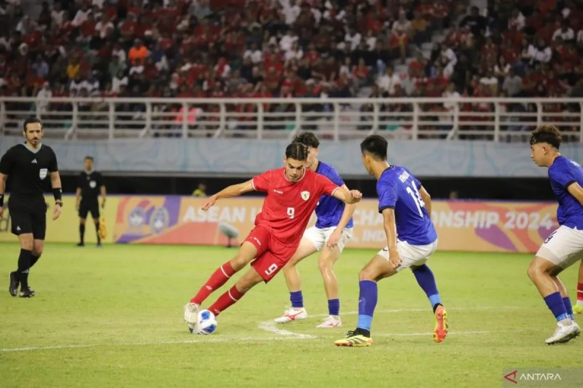 Pesepak bola Timnas Indonesia U-19 Jens Raven (9) beraksi saat melawan Kamboja U-19 dalam laga penyisihan Grup A Piala AFF U-19  di Stadion Gelora Bung Tomo, Surabaya  Sabtu (20/7/2024).