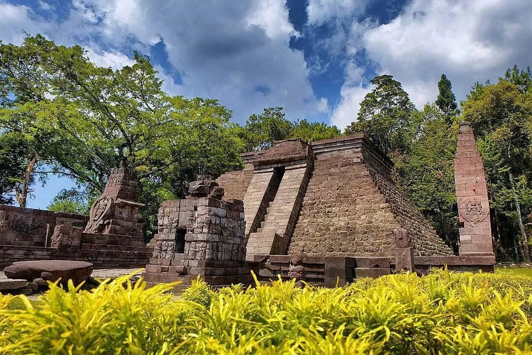 Candi Sukuh, candi di Karanganyar yang arsitekturnya mirip dengan bangunan Suku Maya.