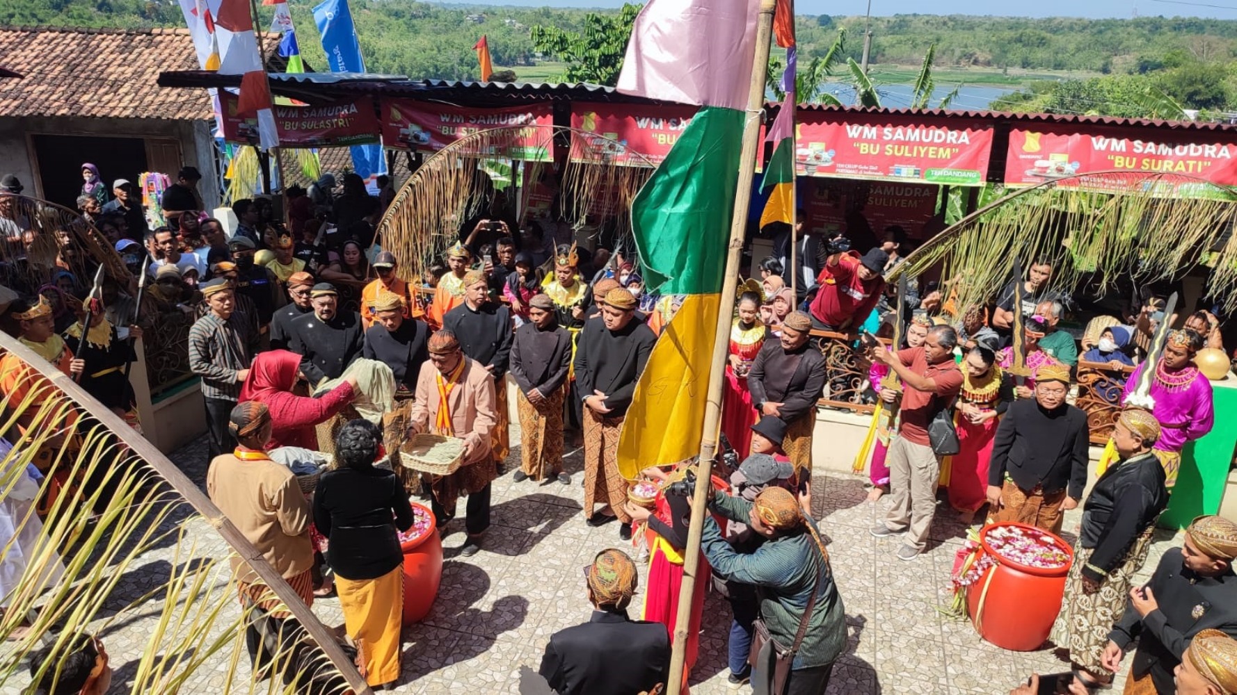 TRADISI: Jamasan kelambu Makam Pangeran Samudro di objek wisata Gunung Kemukus, Desa Pendem, Kecamatan Sumberlawan, Sragen tiap 1 Suro.
