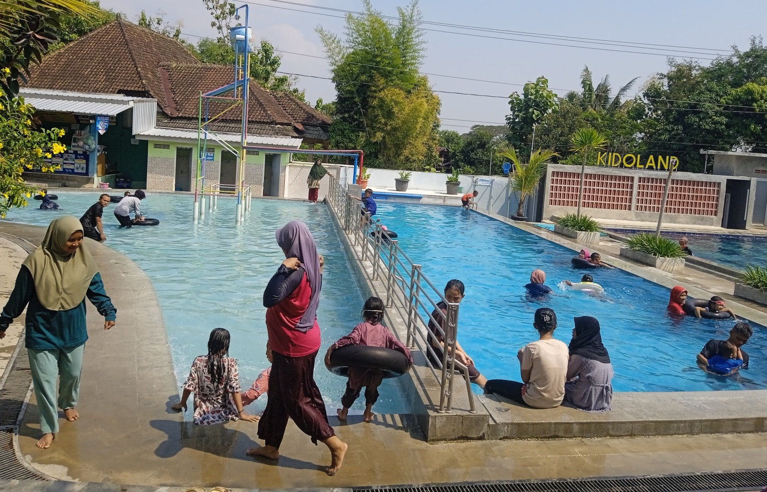 RAMAI: Wisatawan menikmati kesegaran air dari salah satu kolam di objek wisata edukasi di Desa Plesa, Kecamatan Nguter, Sukoharjo
