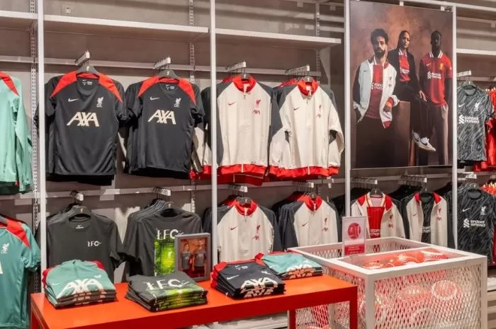 Penampakan koleksi terbaru dari toko resmi Liverpool di Indonesia yang berada di Pondok Indah Mall 2 Jakarta Selatan.