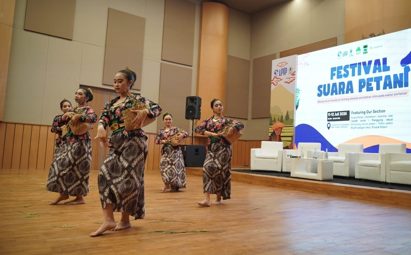 GEMULAI: Aksi panggung penari Sanggar Sukoasih saat membawakan tarian Petani Ayu dalam Festival Suara Petani di Lokananta, 12 Juli lalu.