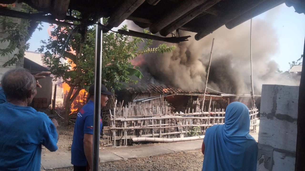 Kebakaran empat rumah di Desa Hadiluwih, Kecamatan Sumberlawang, Sragen, Minggu (21/7/2024). (Ahmad Khairudin/Radar Solo)