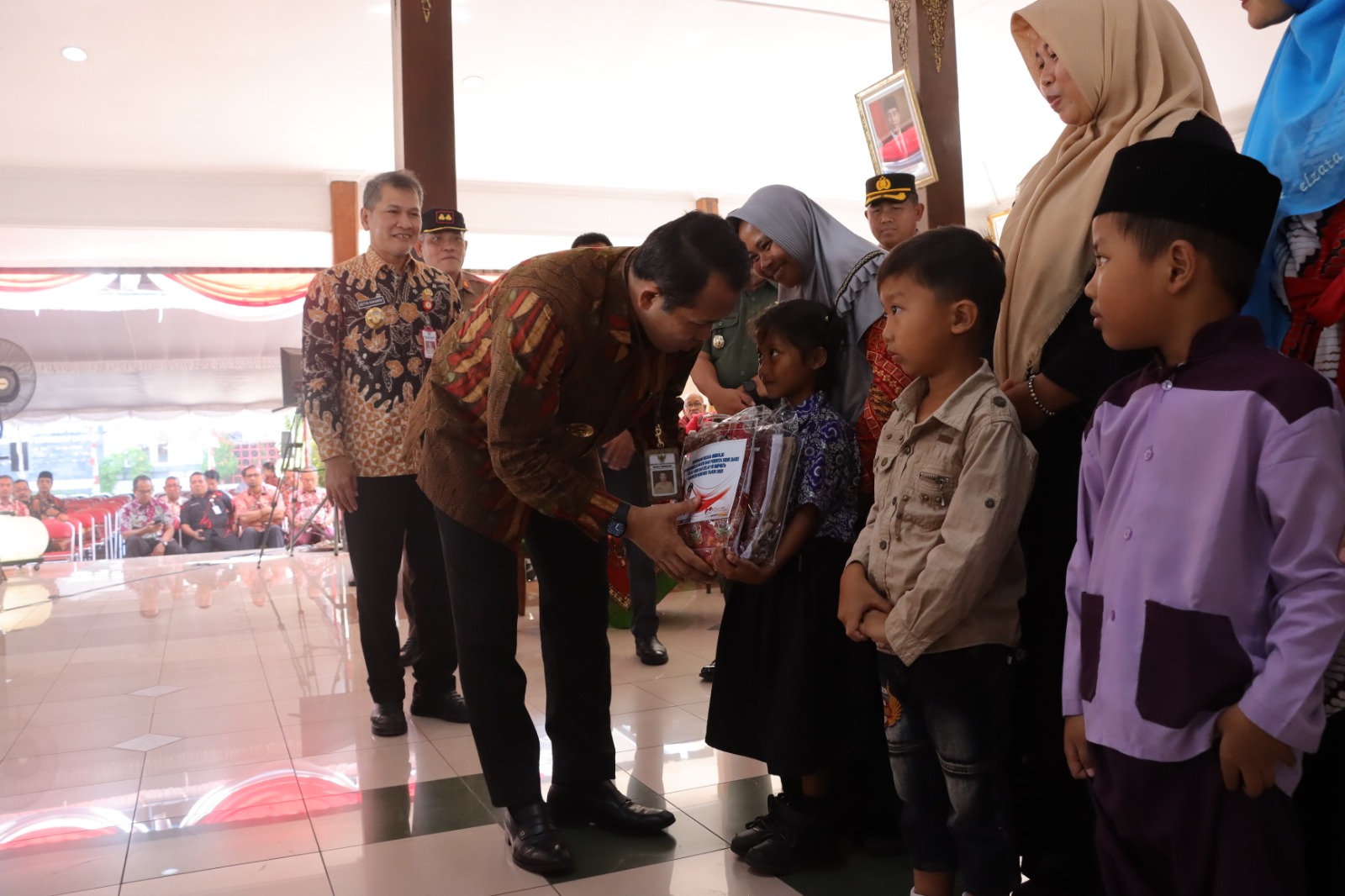 Penyerahan seragam gratis oleh Bupati Wonogiri Joko Sutopo di Pendapa Rumah Dinas Bupati Wonogiri pada 2023.