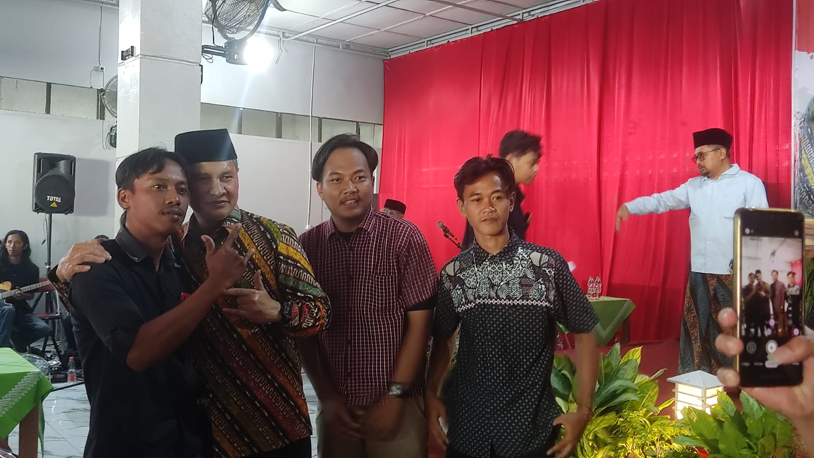 Setyo Sukarno berfoto bersama warga usai meminta restu di Kecamatan Baturetno, Wonogiri, Minggu (21/7/2024).