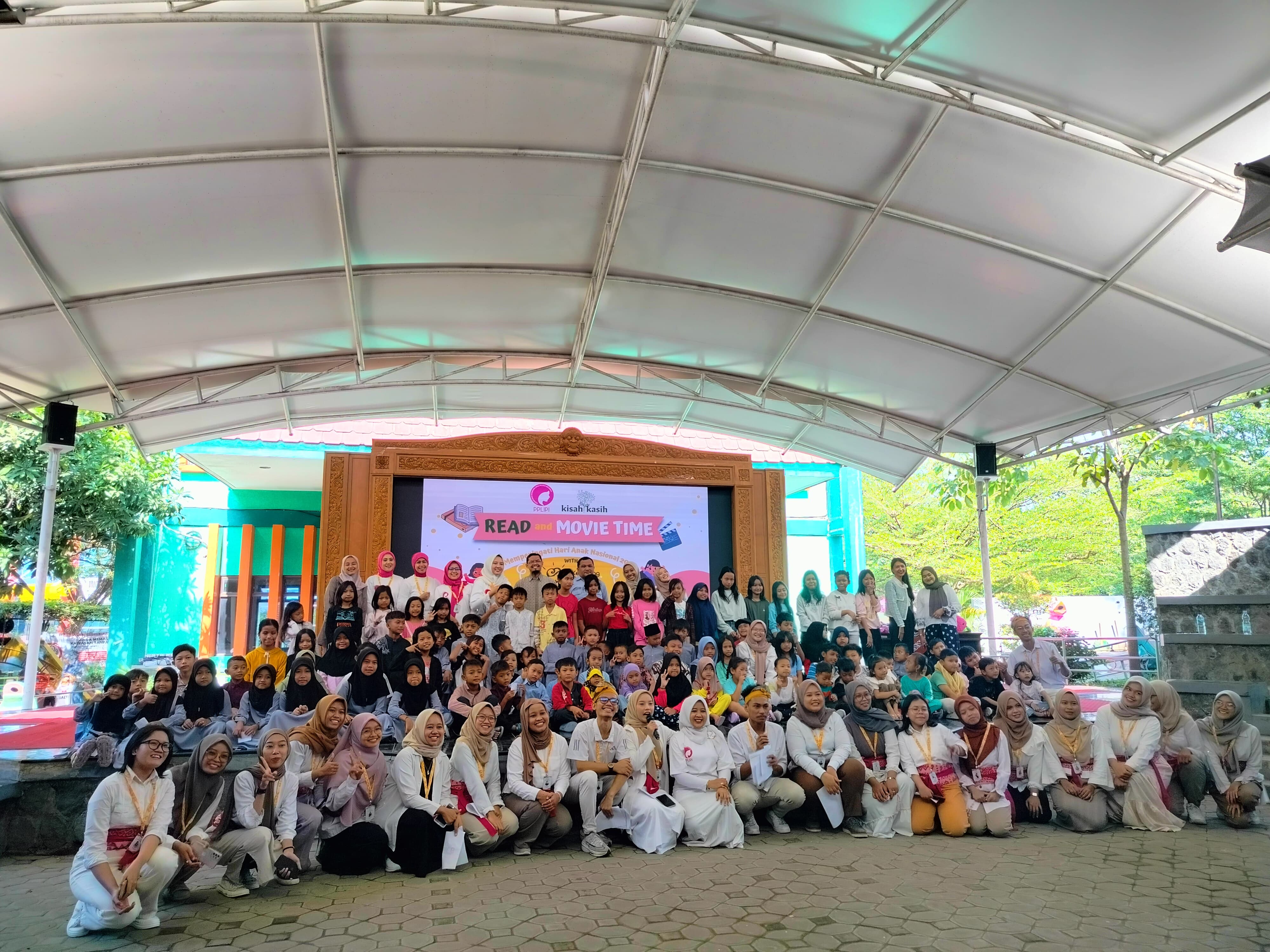 Anak-anak menyemarakkan Hari Anak Nasional di Taman Cerdas, jebres, kemarin.