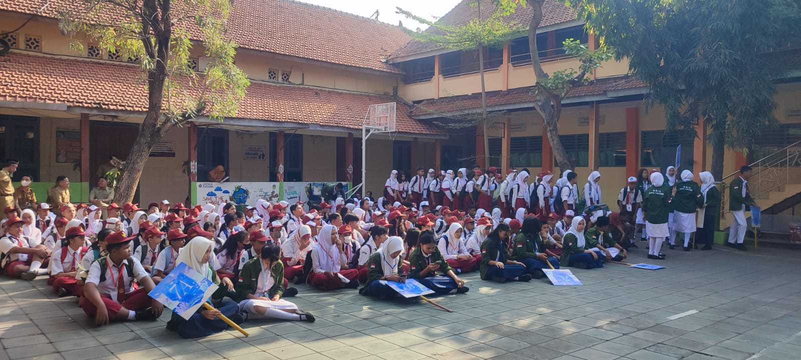 Siswa baru antusias mengikuti MPLS di SMPN 1 Sragen, Senin (22/7/2024). (Ahmad Khairudin/Radar Solo)
