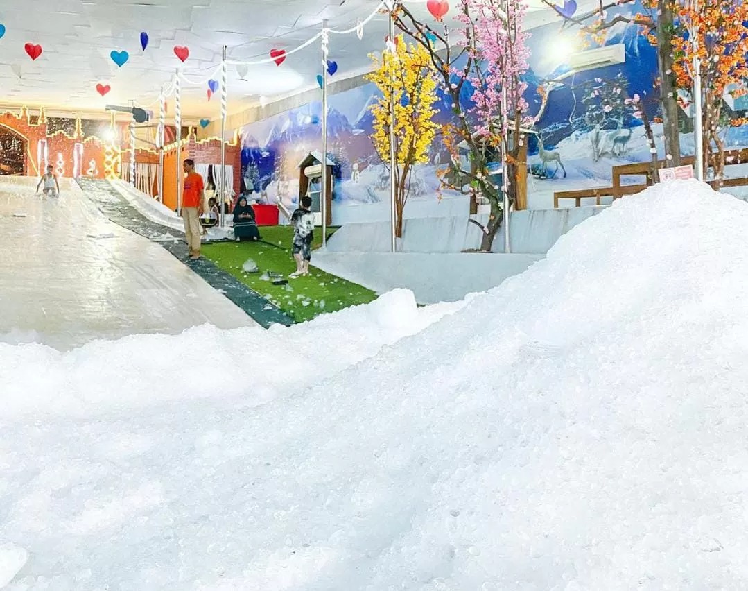 Hujan salju di wahana snowflake di destinasi wisata Ganesha Sendang Salju, Karanganyar.